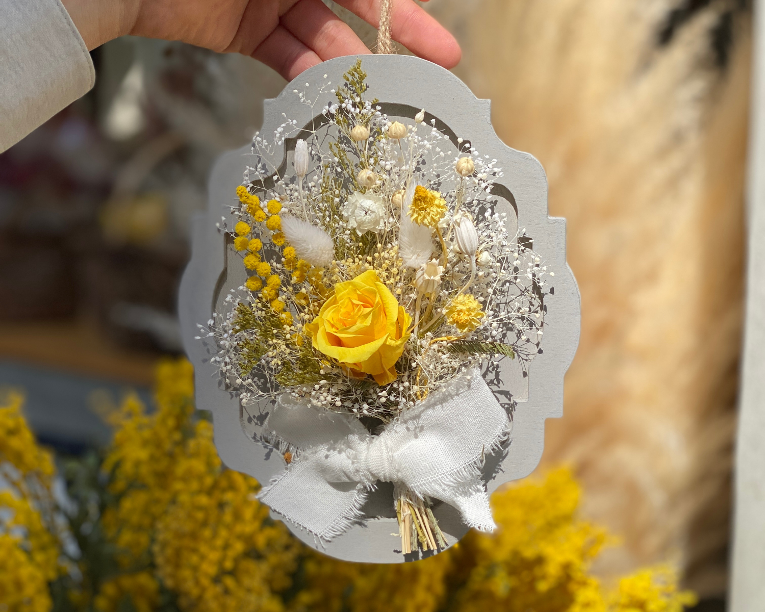 ミモザのドライフラワーを使った壁掛けプレートアレンジ