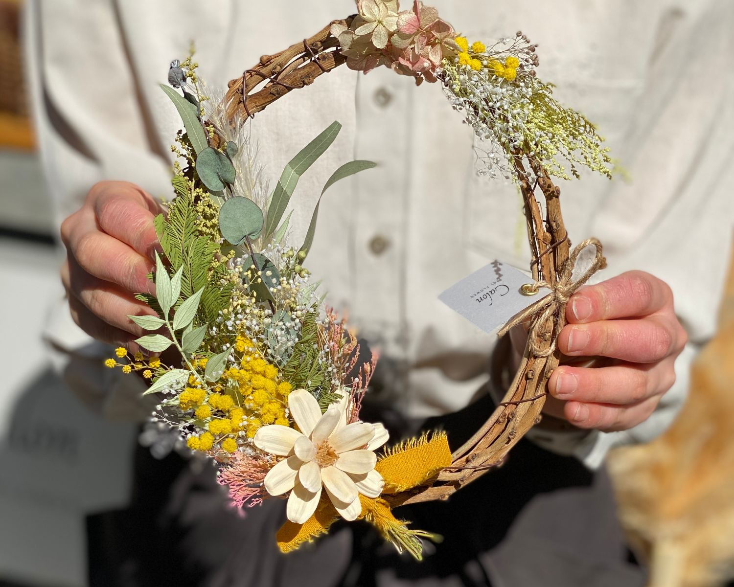 ミモザのドライフラワーを使ったリース