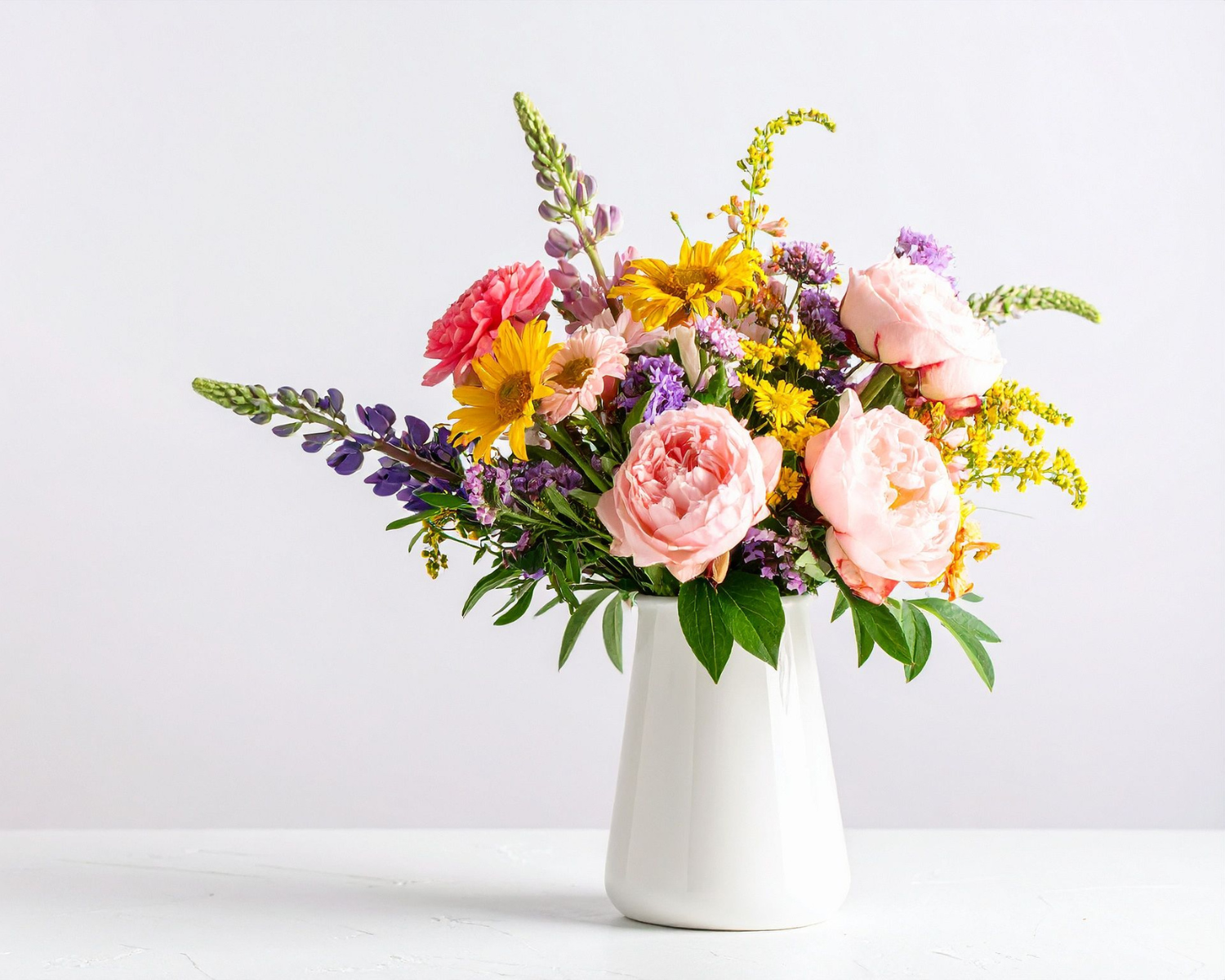 花瓶に飾られた花束