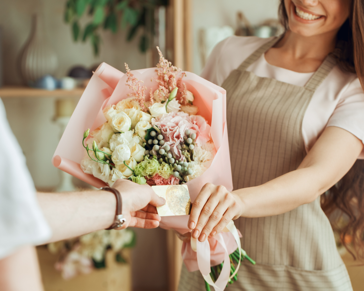 花屋でブーケを買う男性