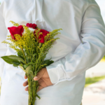 サプライズで花束を渡す男性