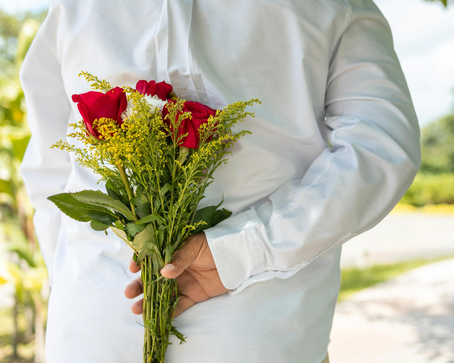 サプライズで花束を渡す男性
