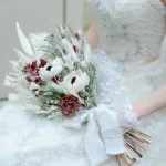 ブライダルで花嫁が手に持つクラッチブーケ