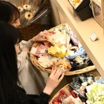 花束を選んでいる女性2人