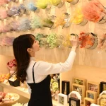 Calon店頭で花を選ぶ女性